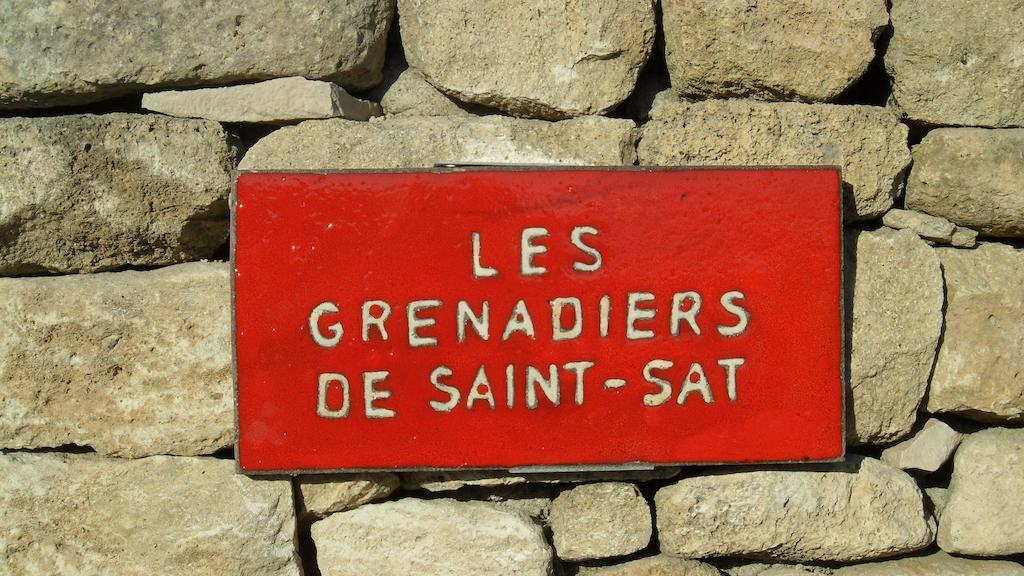 Les Grenadiers De Saint Sat ภายนอก รูปภาพ